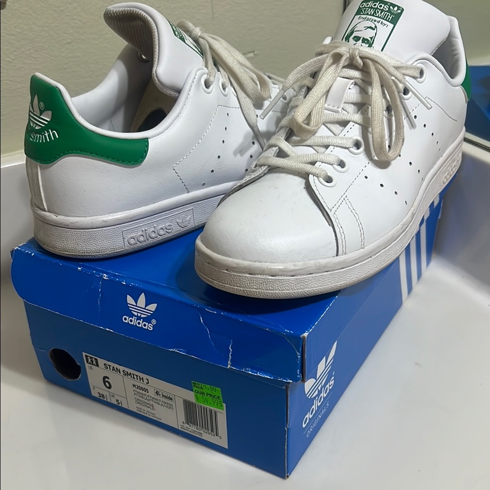 Adidas Stan Smith White with Green Detail Women’s 8
